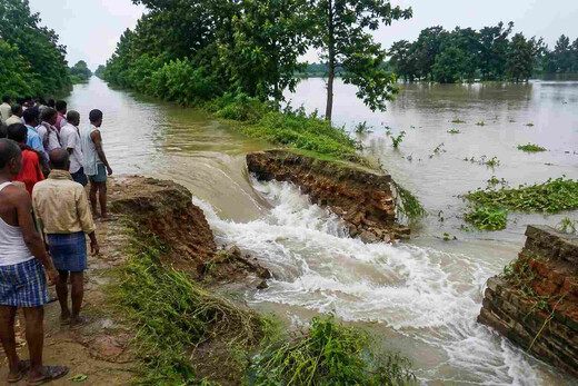 गंडक नहर का बांध ध्वस्त, कई गांवों में आवागमन ठप